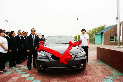 遼寧奧吉娜集團(tuán)對(duì)人才重獎(jiǎng)豪華寶馬座駕